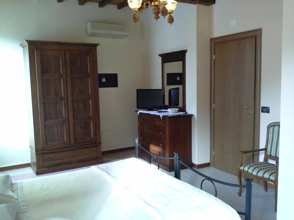 Bed and Breakfast Le Stanze Sul Po Ferrara Habitación foto